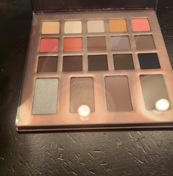 NWT Billy B x Gallany "The Essentials" Eyeshadow Palette - Picture 6 of 6